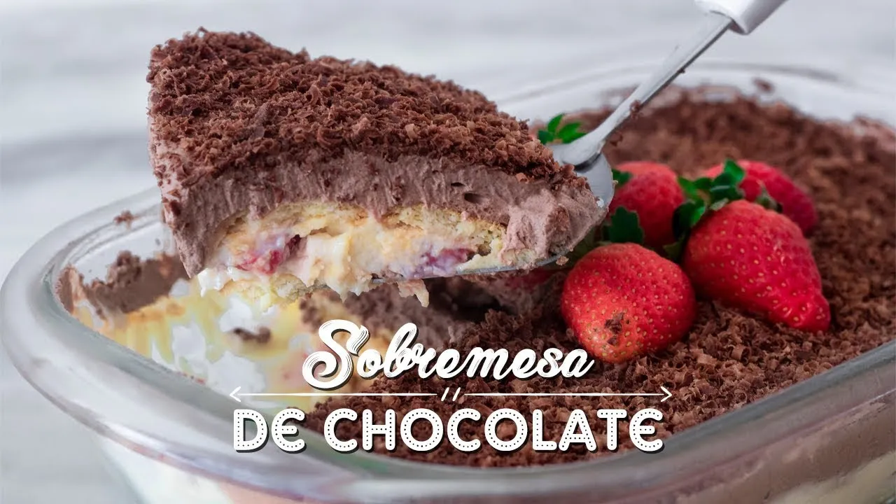 Sobremesa simples com chocolate na travessa