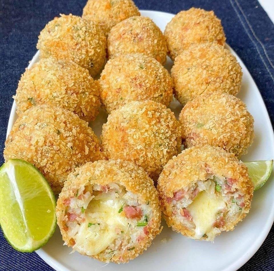 Bolinho de arroz com queijo e calabresa