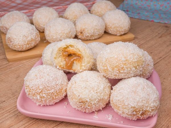 Pãozinho de doce de leite e coco ralado